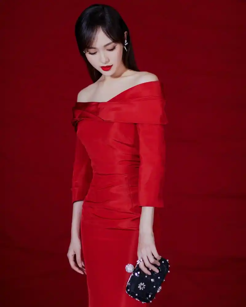 今晚,唐嫣 一袭红色礼服亮相第17届电影华表奖盛典.