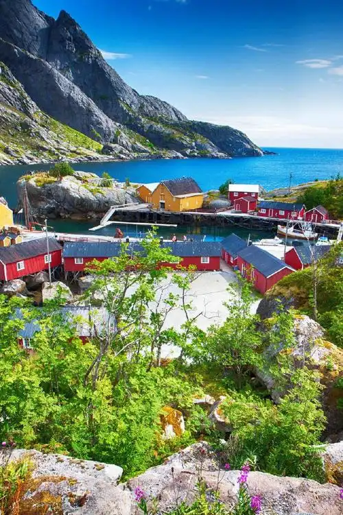 挪威·罗弗敦群岛,整个群岛都处在北极圈以内,气候严寒,风景既壮观又