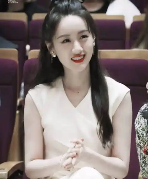 袁冰妍白色v领礼服红唇性感写真_袁冰妍_礼服_红唇