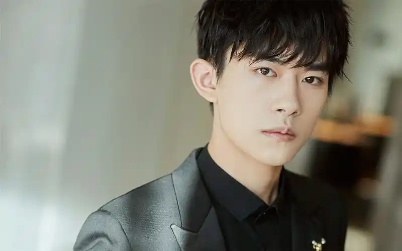 易烊千玺黑色西装内敛帅气图片桌面壁纸