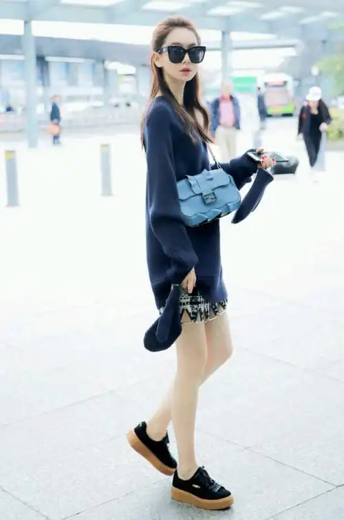 原创戚薇现身街拍,穿针织衫配半身裙秀长腿,美成焦点!