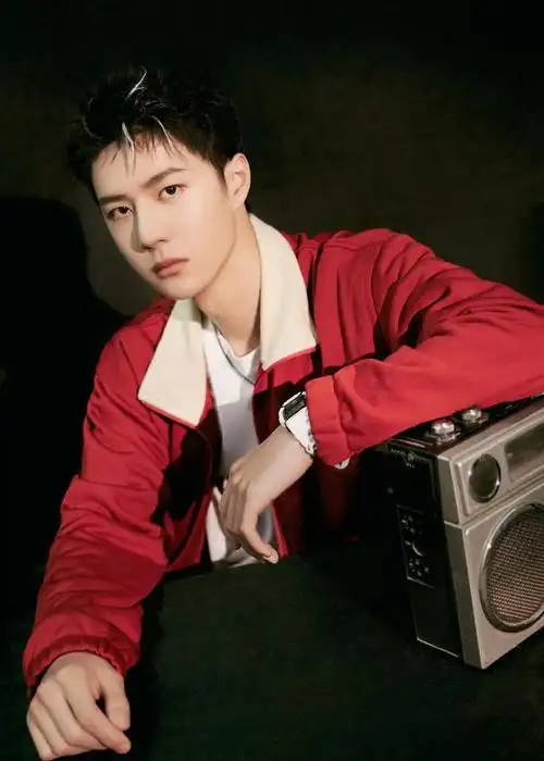 热烈红色渲染少年恣意盎然 王一博红衣造型九宫格大片惊艳亮相