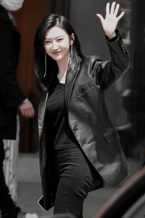 相信许多人都有这样的困扰,看女明星穿皮衣帅气又时髦,然而自己却怎么