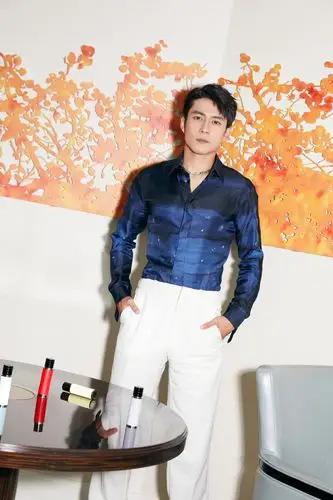 韩东君出席,蓝色印花衬衫搭配浅色修身长裤