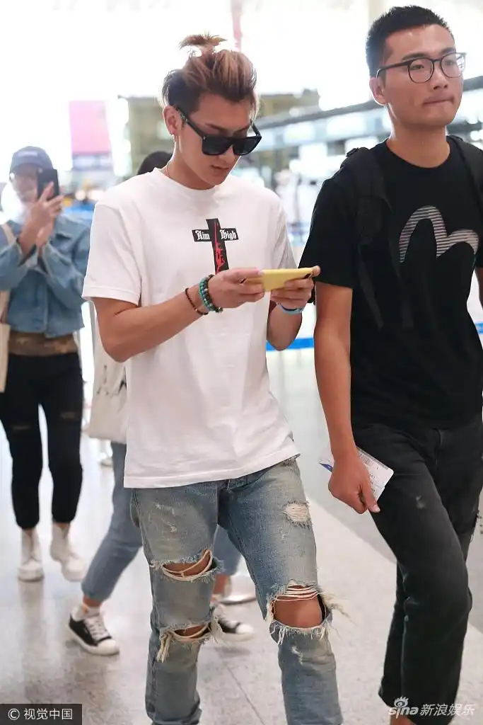 组图:黄子韬机场一路低头玩手机 踩"军靴"扎朝天揪潮到飞起