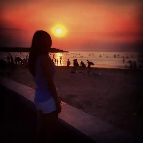 只是当有一个人看海.