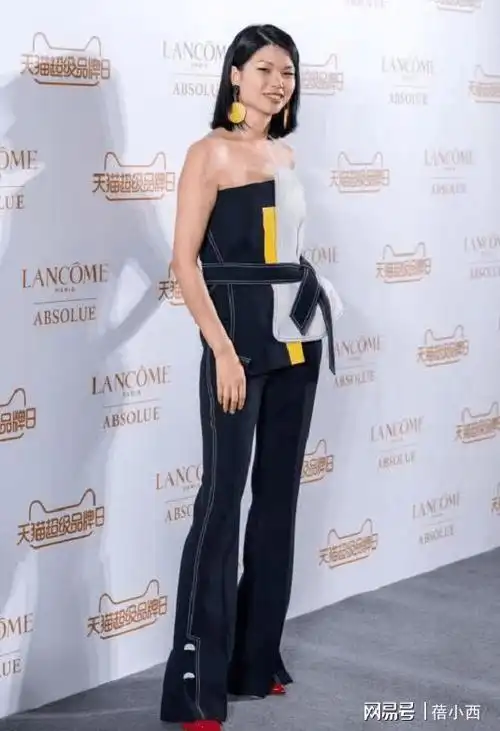 丑模吕燕真的不丑穿抹胸上衣配喇叭裤亮相国际脸真有优势