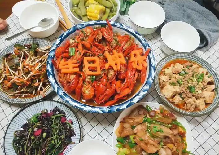 晒一晒给老公做的生日餐和蛋糕发圈都说好甜蜜