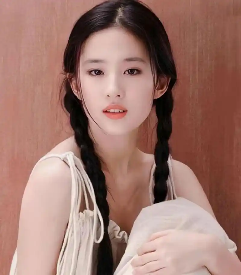 刘亦菲年轻时才叫惊艳时光,早期双麻花辫清纯写真,百看不厌.