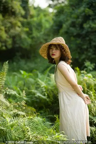 手背在身后的裙装美女写真摄影原片_大图网图片素材