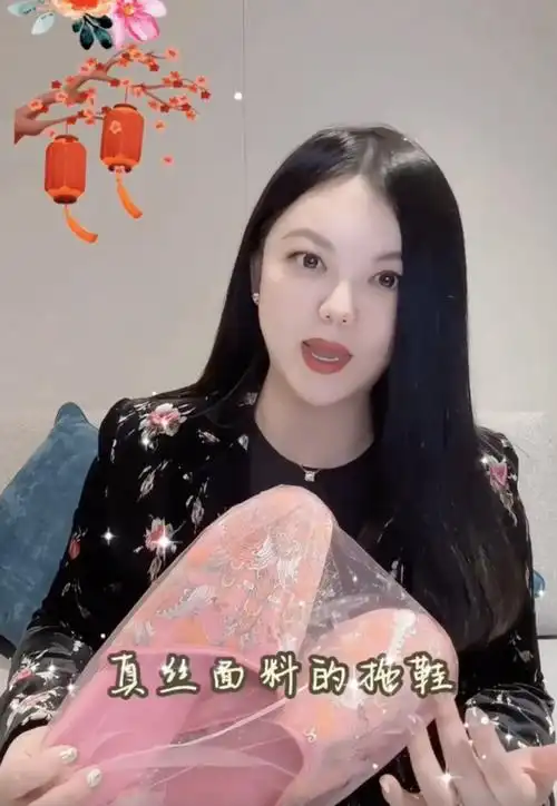 48岁李湘近照曝光,上围极度丰满,晒各种奢侈饰品,大串