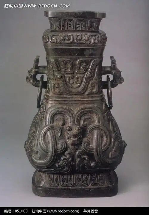 雕刻交缠的龙纹的带双环的青铜器