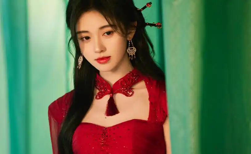 鞠婧祎的一组写真美照释出,她身穿红色抹胸裙搭配红色披风,造型惊艳
