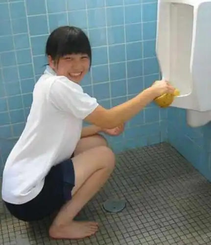 日本中学生双手赤脚洗厕所