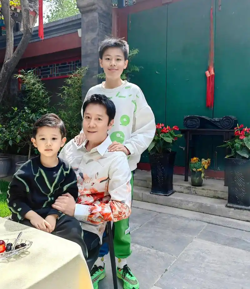 蔡国庆晒父子三人合影,颜值高 蔡国庆父子三人8月26日,蔡国庆在微博上