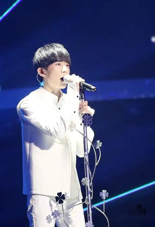 p>易烊千玺,2000年11月28日生于湖南怀化,中国内地男演员,歌手,舞者