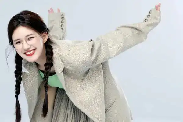 赵露思原先是一名网红,后来有幸参加了《火星情报局》积攒了一定的