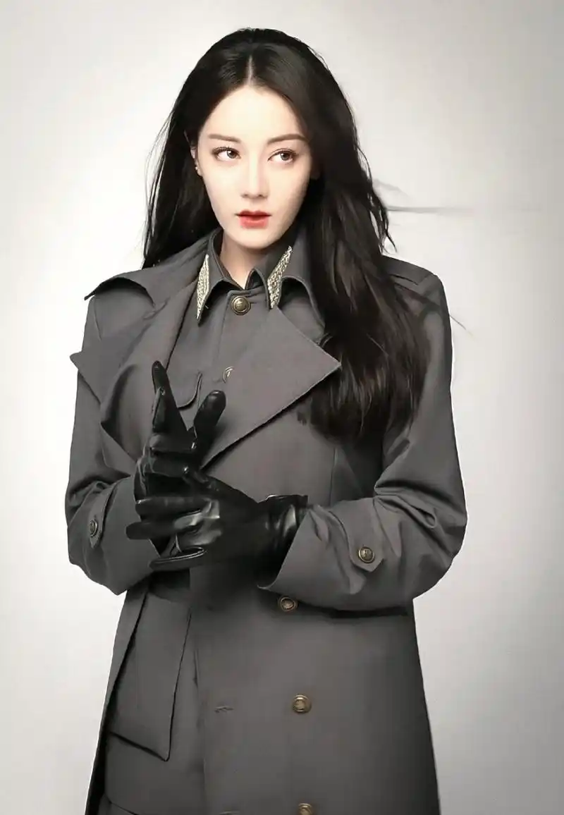 迪丽热巴官宣《开始推理吧》,高冷脸太美了, 热巴的时尚表现力随便一