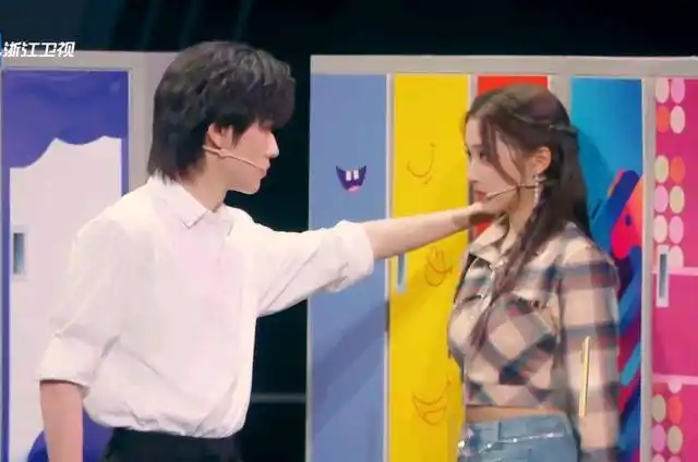 王牌刻意炒cp关晓彤宋亚轩惹争议关晓彤手上戒指藏亮点