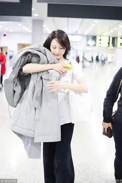 郑爽素颜现身机场 穿短袖肩扛棉袄一点不怕冷