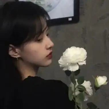 手拿白玫瑰女生头像高清忧郁系女生手拿着一朵玫瑰花头像图片
