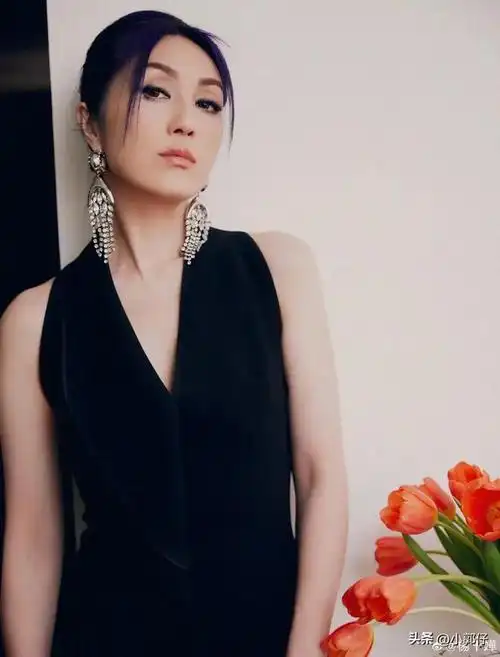 杨千嬅和老公丁子高受邀出席星巴克活动姐姐的耳环好大呀