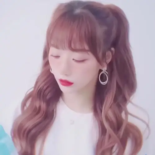 孔雪儿|头像抱图看简介