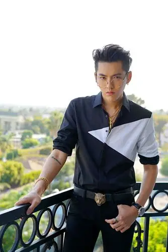 《星际特工》全球首映礼的时尚街拍,照片中吴亦凡带复古圆框眼镜,身材