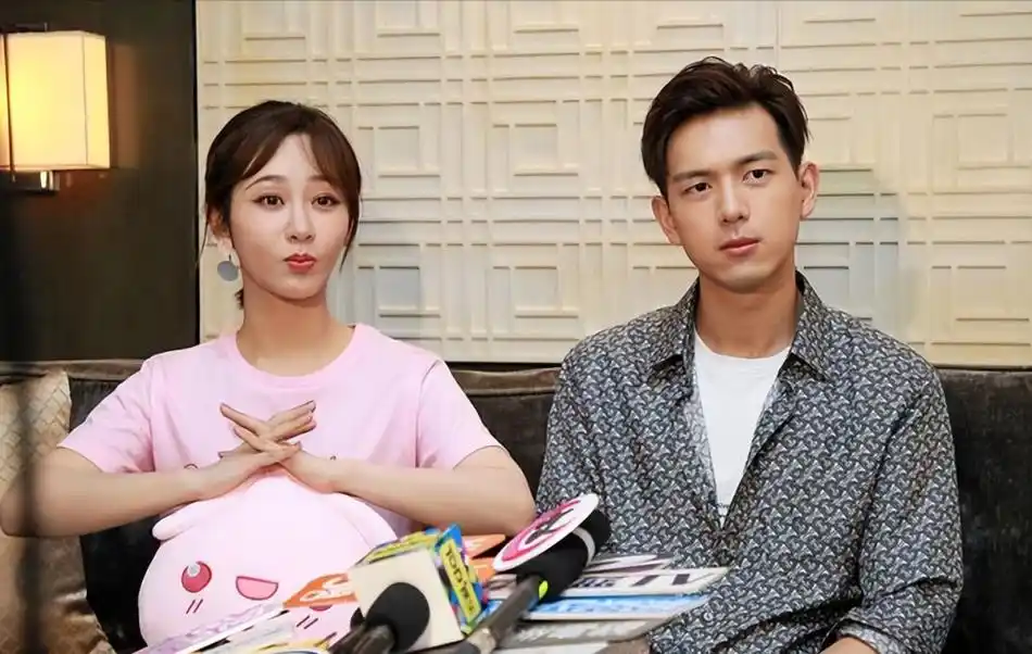 娱记曝杨紫恋爱和男友住同一小区2人被猜测杨紫方发声辟谣