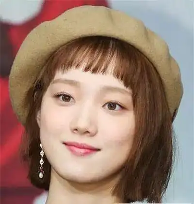 大饼脸女生发型图片 推荐几款瘦脸发型_网遛网