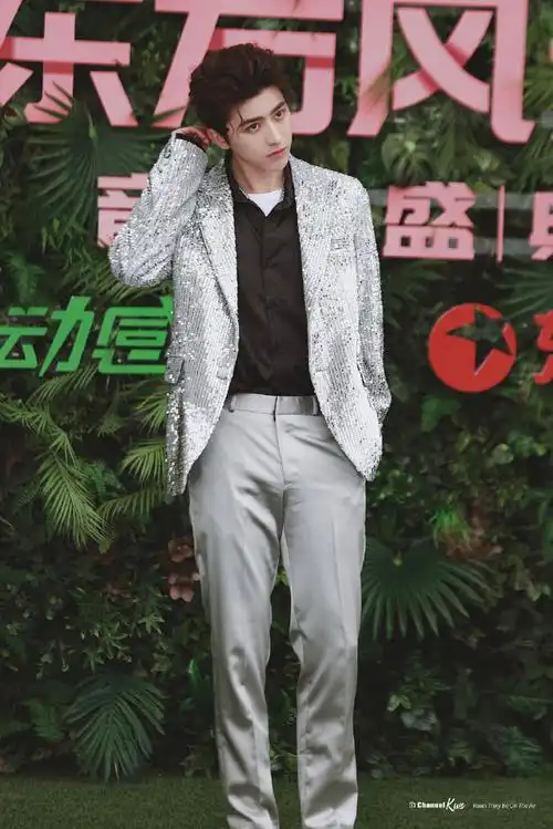 爱豆红毯照大赛#蔡徐坤这完美身材比例 大长腿