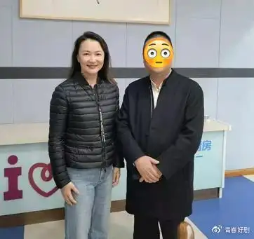 49岁袁鸣现身人均40元苍蝇小馆,发福似路人,美籍丈夫很神秘