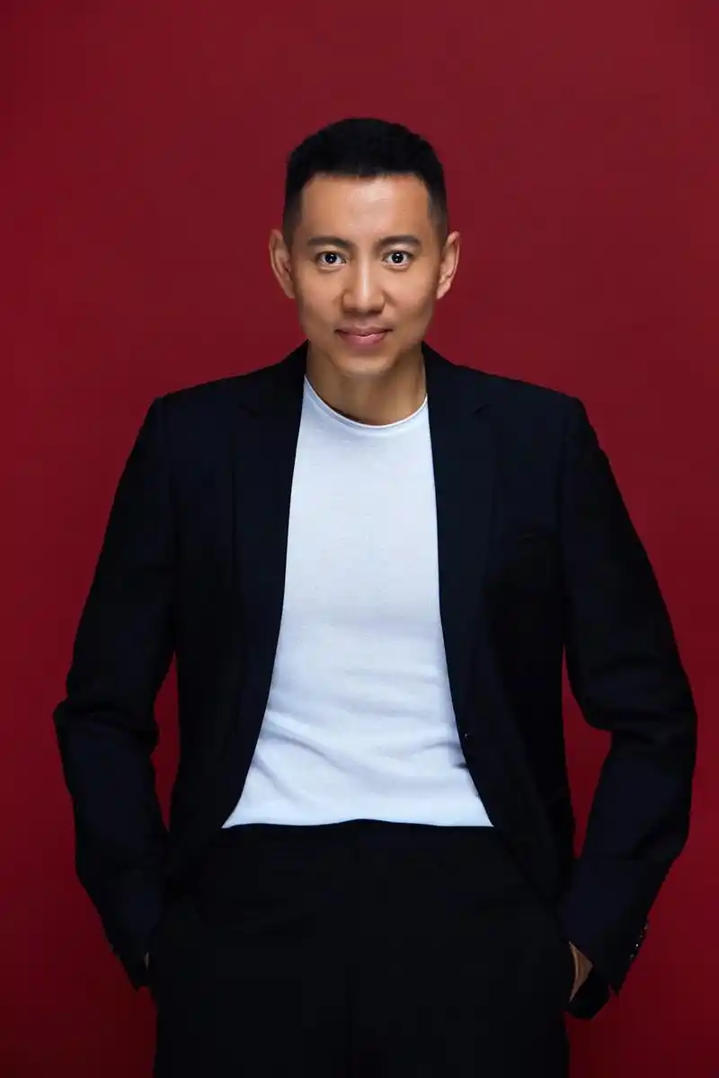 照片中谷智鑫身着黑色西装,搭配低调却不失品味,身形挺拔有型,肌肉