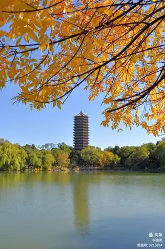 北大未名湖盛秋如画