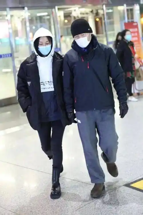 那英和老公甜蜜出行,穿紧身裤大秀纤细长腿,53岁看着和少女一样