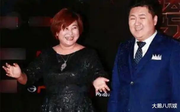 贾玲结婚了?老公比他小7岁,原来是他!_拜冯巩_贾丹_姐姐