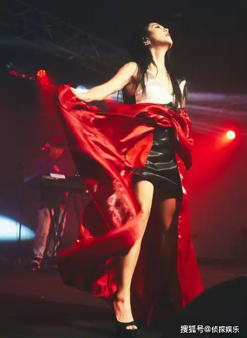 何洁瘦身成功后愈发自信,晒怼脸拍美到不敢认,全包眼线个性养眼_美得