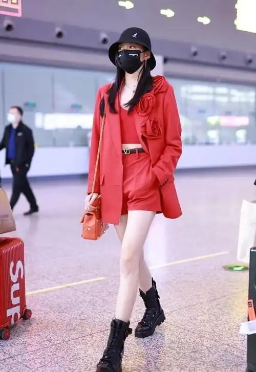 关晓彤穿搭不再稚嫩,大胆挑战一身红色西装搭马丁靴,个性又炫酷