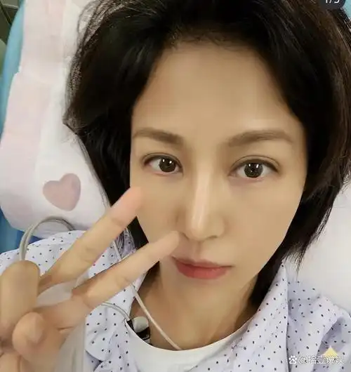 鲍蕾在个人社交账号上发布了近期照片,图片中的鲍蕾躺在病床上,手上