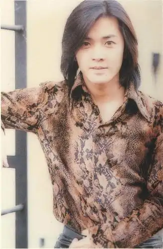 现在才发现郑伊健年轻的时候竟然这么帅这么苏,他.