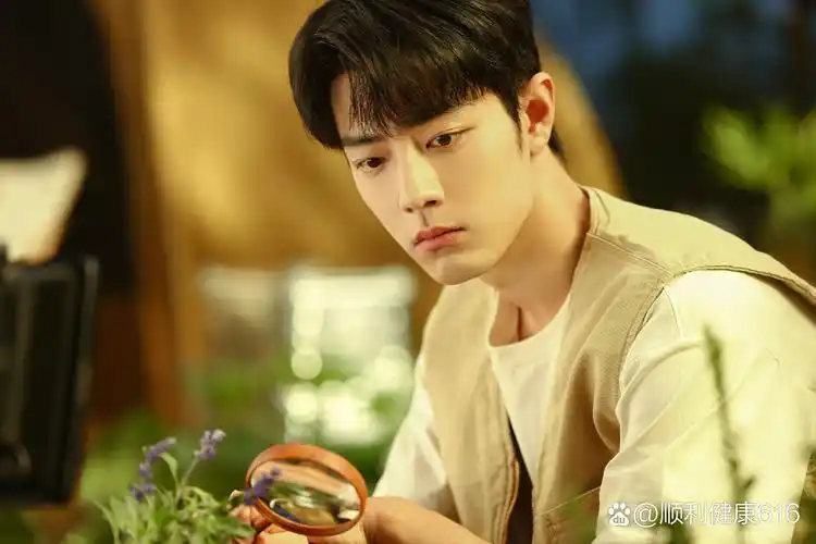 肖战工作室在微博放了18宫格的照片,这里精选了9张,听说小胖室今逃种