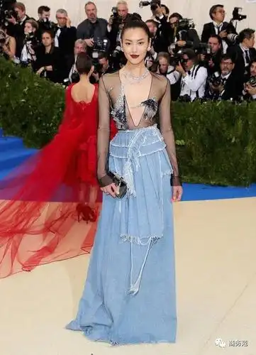 刘雯in off white透视牛仔礼服