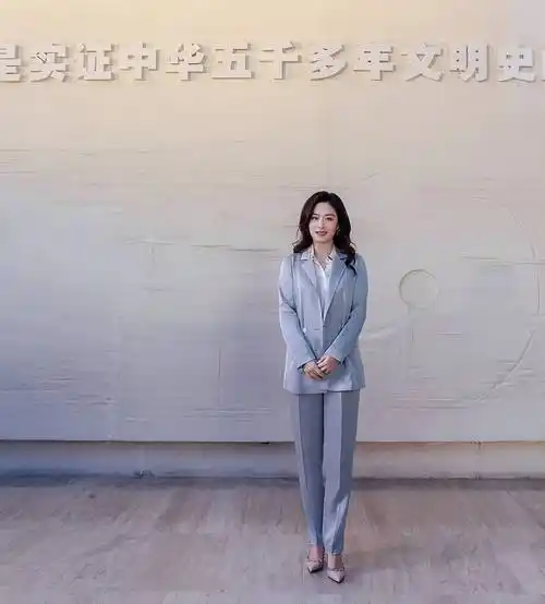 原创奔四的徐百慧温柔又自信蓝色衬衫拼接流苏看起来温婉还挺知性