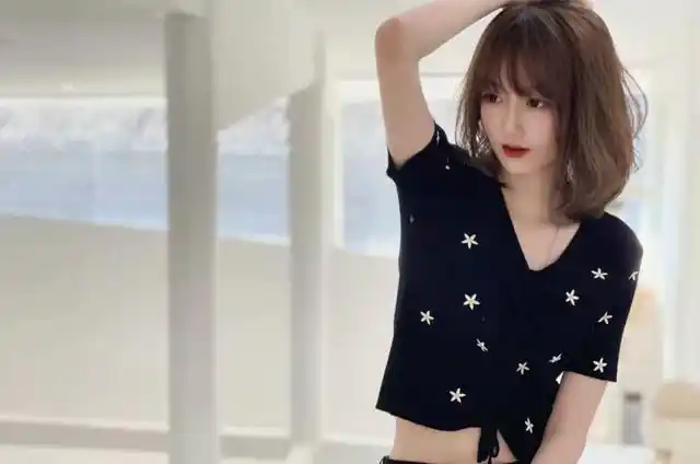 nba主播小七晒生活照,身材纤细苗条,牛仔裤显大长腿,锁骨吸睛