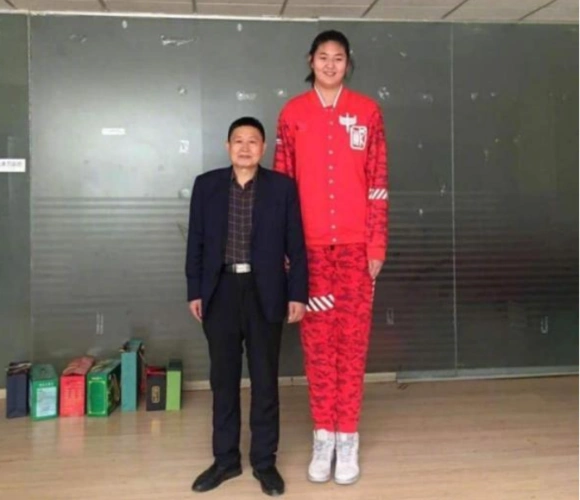 15分钟得28分15板14岁身高2米26女姚明统治力太强未来可期