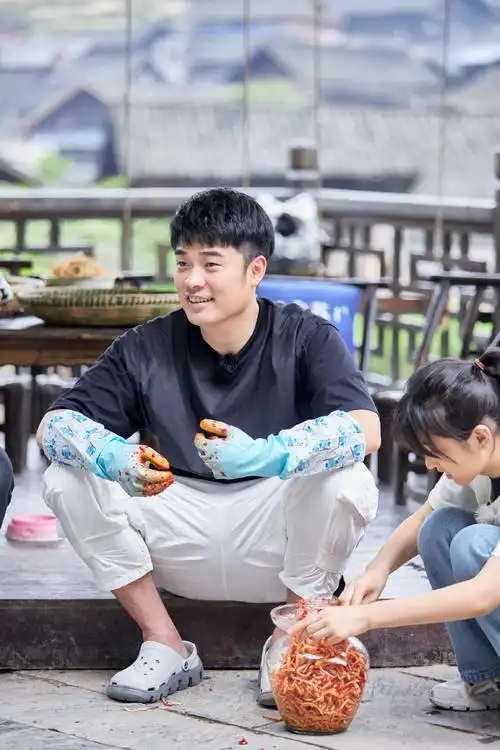 陈赫向往的生活综艺感爆棚被黄磊赞为吃苦耐劳陈赫哥