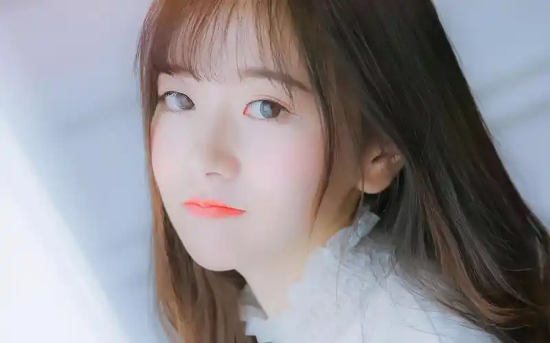 性感红唇美女白裙艺术唯美写真图片壁纸