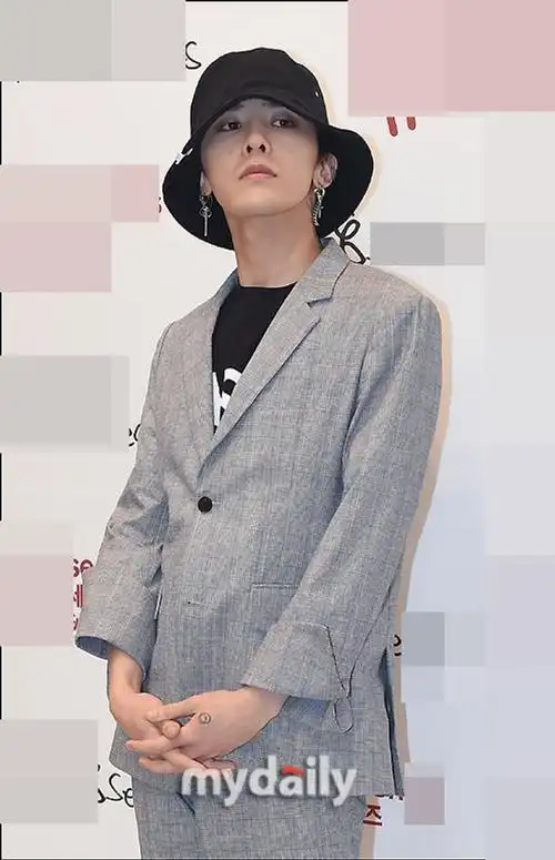 权志龙亮相引围观 戴帽子遮眼气质不羁_新浪图片