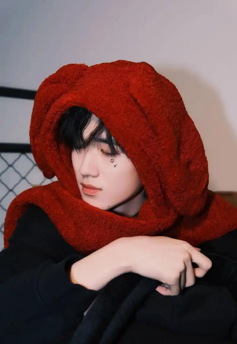 很喜欢的一组照片#宋亚轩 #治愈系笑容 @dou 小助手 @ - 抖音