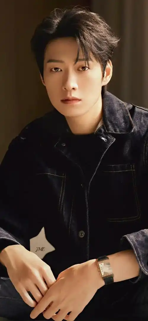 9万粉丝,年龄32岁,身高176cm,是天秤座.